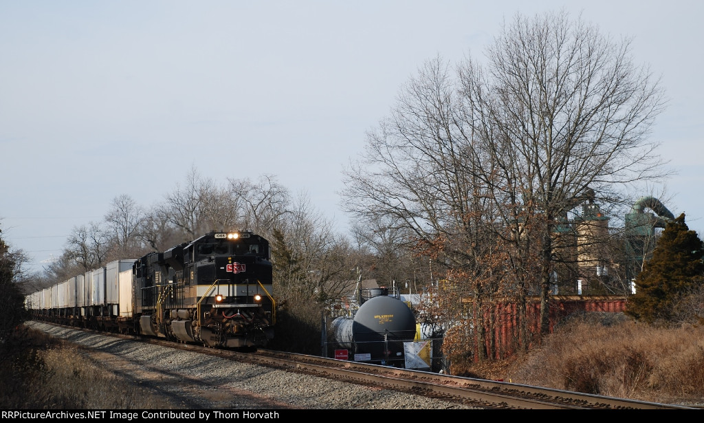 NS 1065 leads 20E passed the Aeropres siding at LEHL MP 40